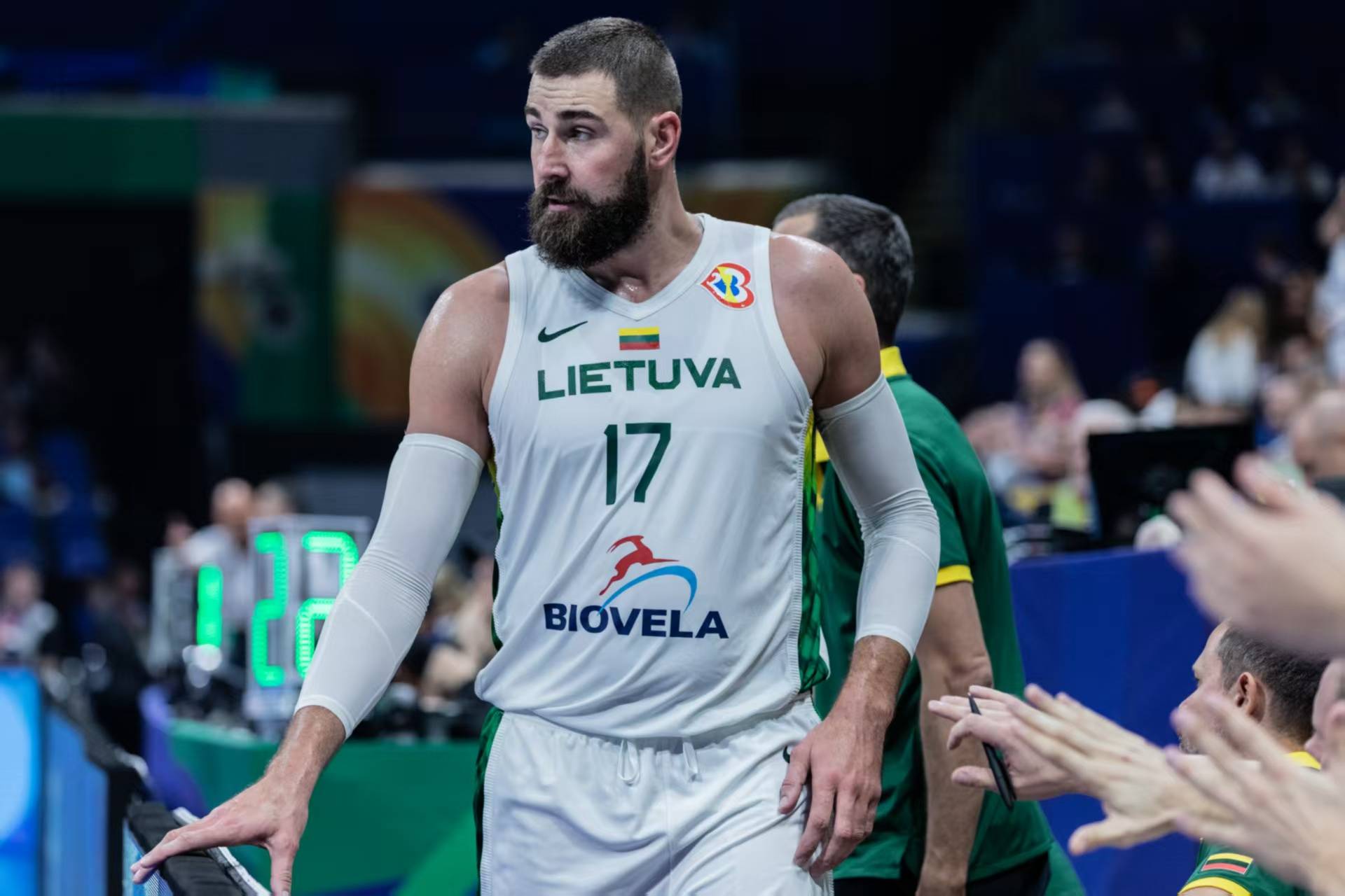 独行侠强势塞尔维亚男篮，加里纳利一己之力扛起全队