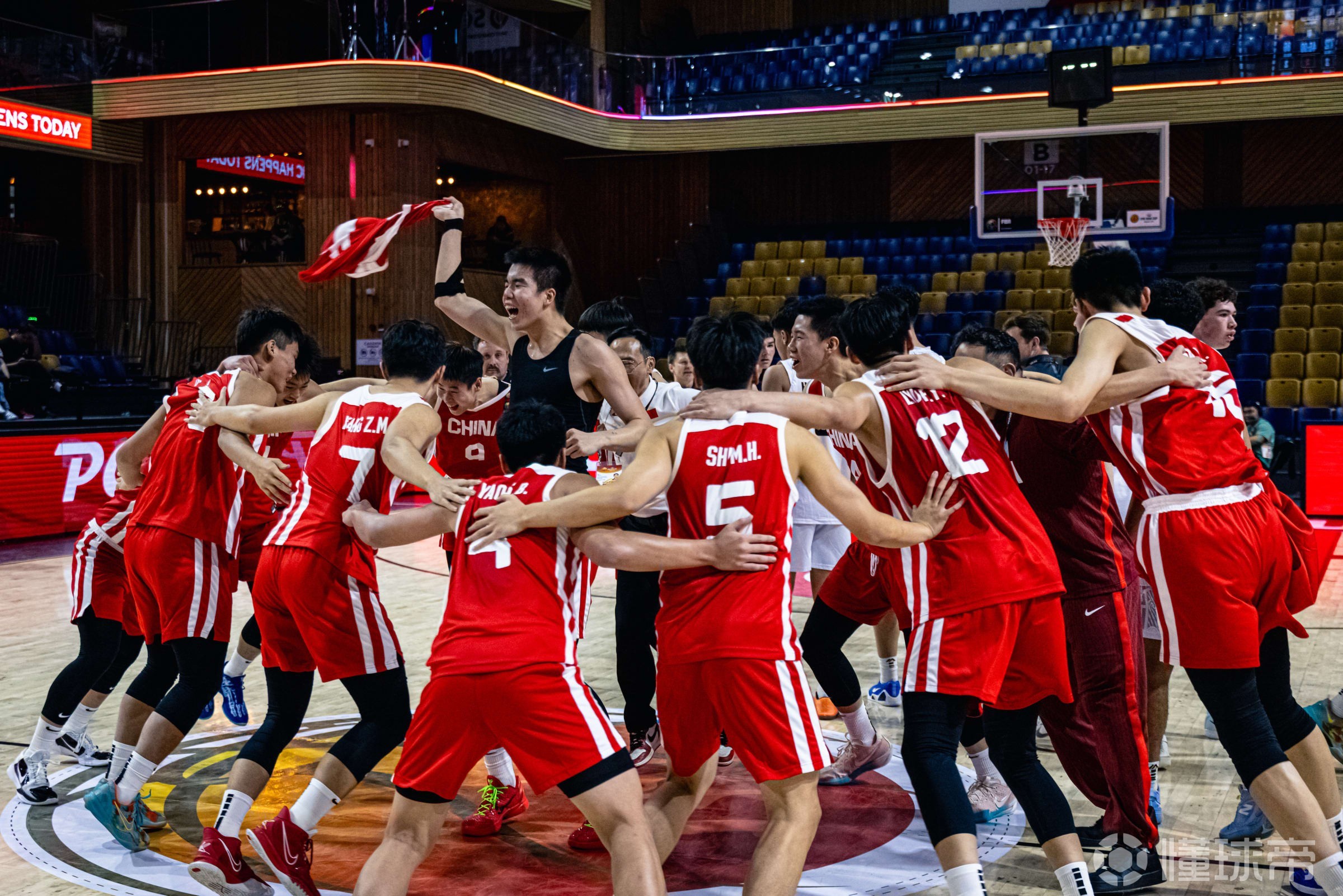 澳大利亚男篮险胜热火，萨姆·米切尔爆发神勇的简单介绍