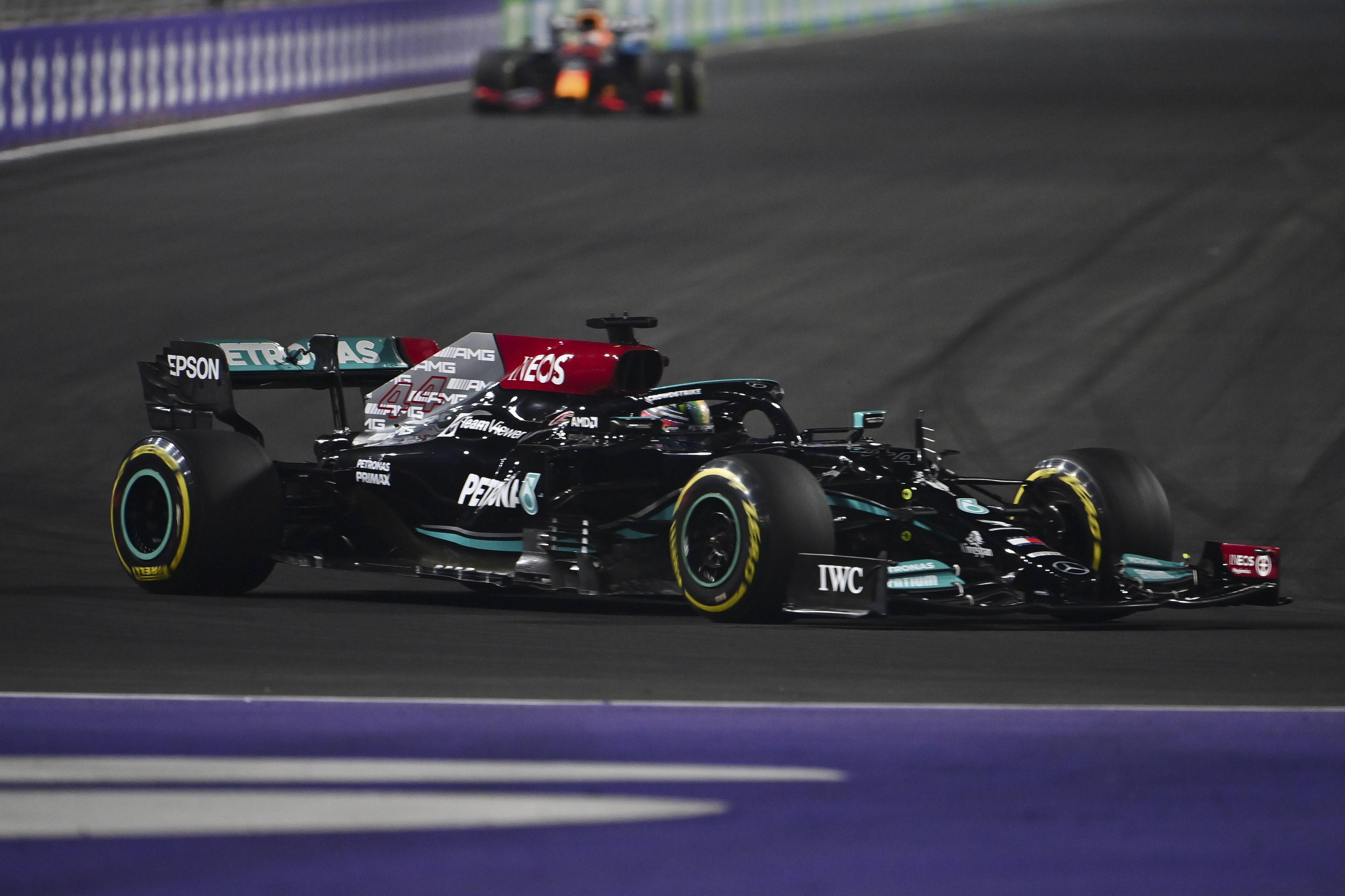 梅赛德斯轻取红牛二队，汉密尔顿状态火热