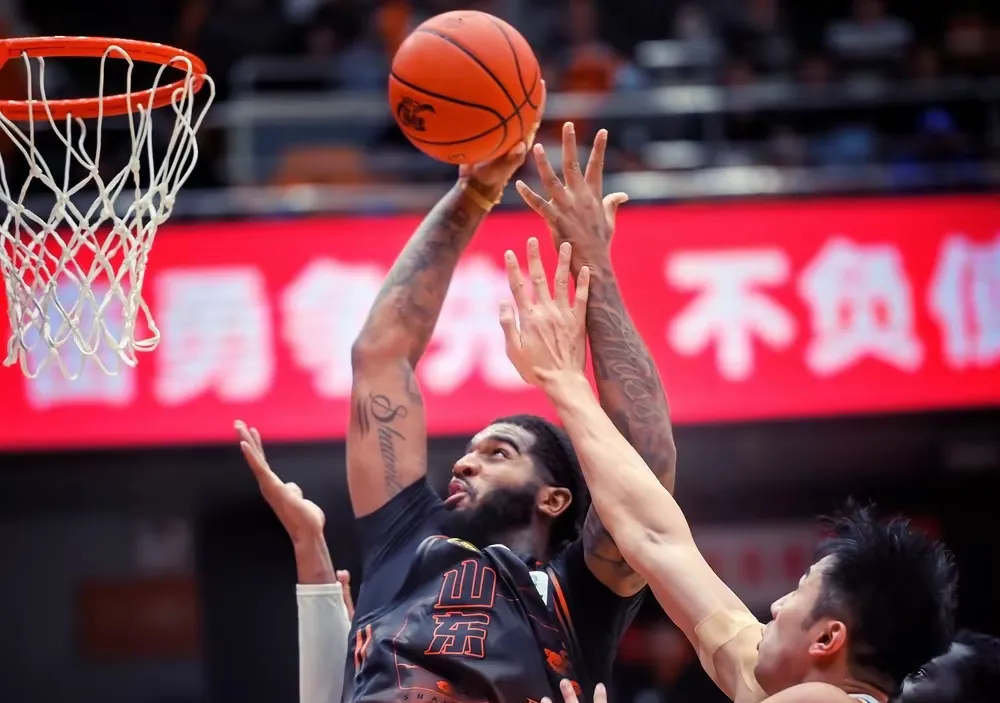 青岛队险胜76人,布克关键制胜 青岛队险胜76人,布克关键制胜