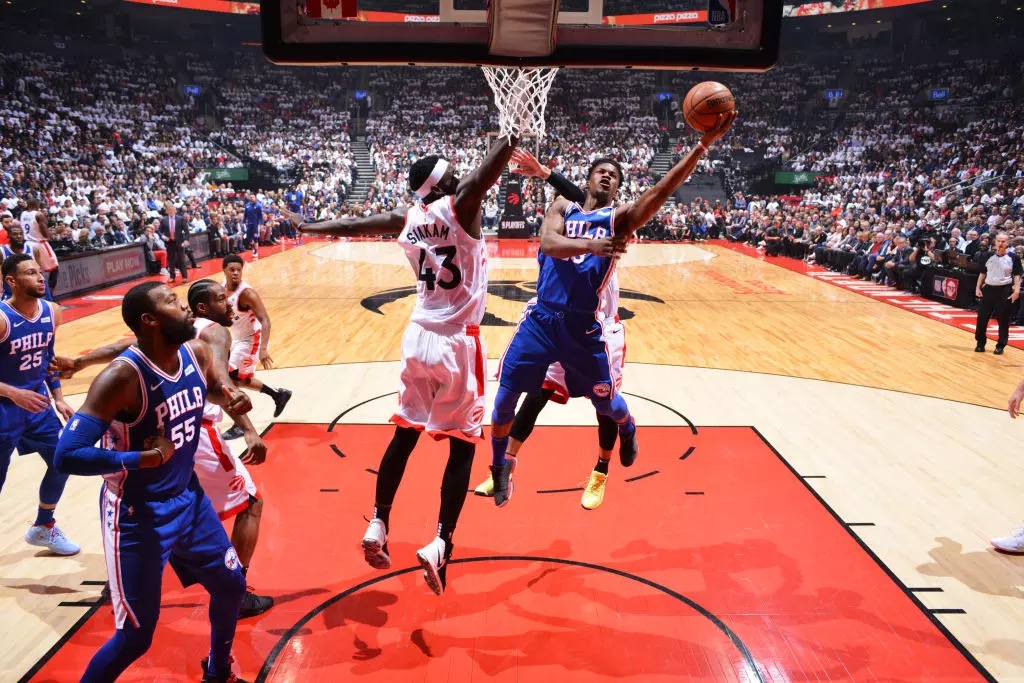 青岛队险胜76人,布克关键制胜 青岛队险胜76人,布克关键制胜